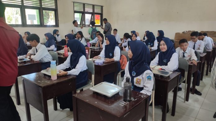 Tak Perlu Jajan Terus, Pelajar SMPN 4 Nikmati Menu Bergizi Gratis