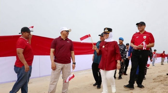 Peringati HUT ke-80 RI, Pemkot Bentangkan Bendera Merah Putih di Beras Basah