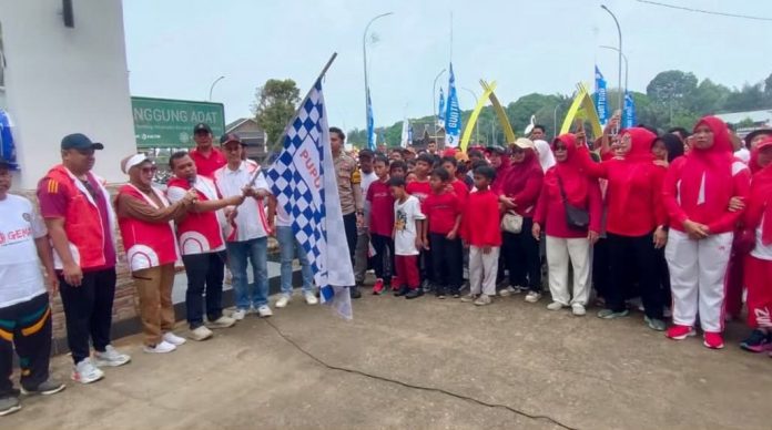 Wawali Lepas Jalan Sehat Kelurahan Guntung di Semarak HUT RI ke-80