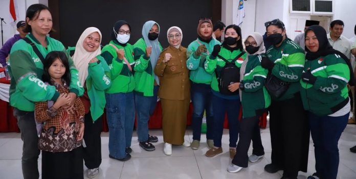 Pemkot Serahkan Bantuan Beras 5 Kilogram ke Ojol Bontang