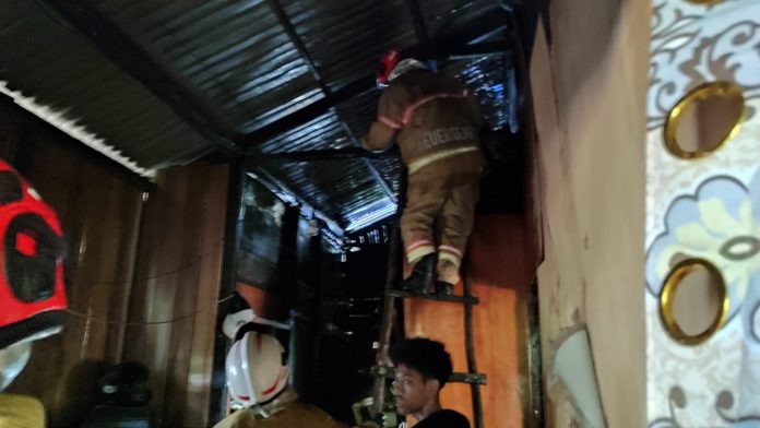 Satu Rumah Warga Kampung Mas Darling RT 26 Terbakar, Diduga Konsleting Listrik