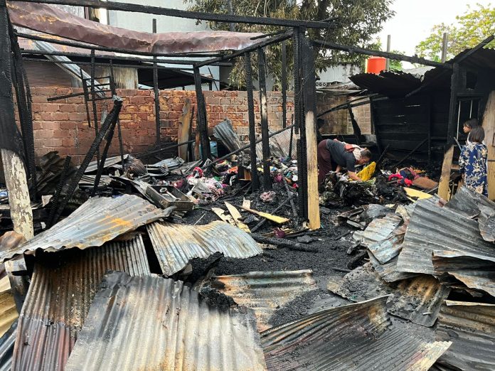 Pemilik Cium Bau Asap Tengah Malam, Dua Rumah Petakan di Berbas Pantai Dilalap Api