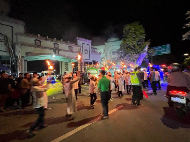 Pawai Obor Diikuti 3.000 Peserta, Dampak Banjir Rute Diubah Dadakan