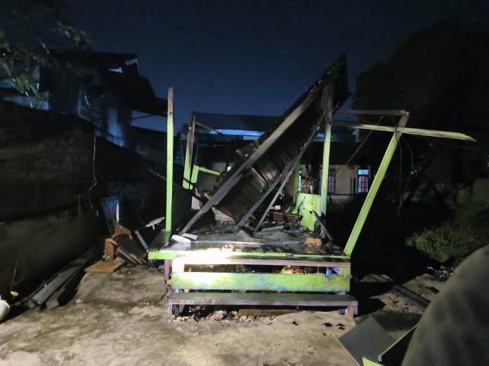 Petugas Lagi Keliling Ronda Poskamling Terbakar