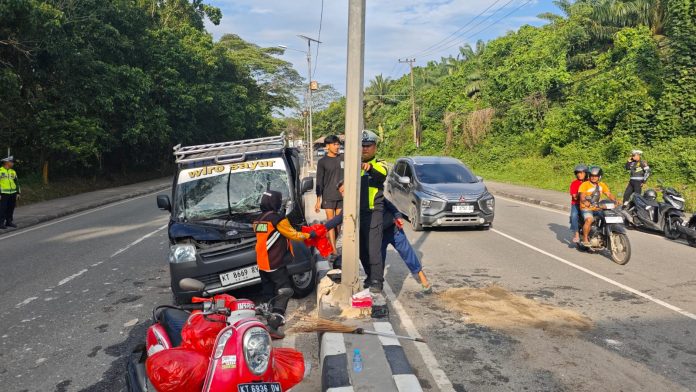 Kronologis Pick Up Oleng Tabrak Pembatas Jalan