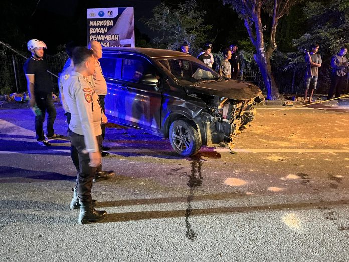 Diduga Mengantuk, Mobil Innova Tabrak Pohon di Jalan Cipto Mangunkusumo