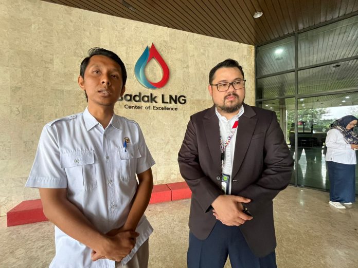 Pj Vice president business support Badak LNG, Ravito Karismael (kanan) saat ditemui awak media. (Dwi S).