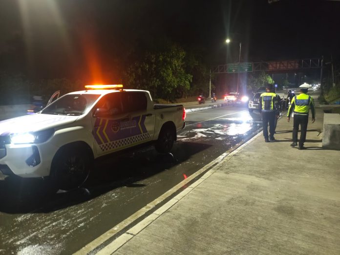Tumpahan Oli di Jalan Cipto Mangunkusumo Sebabkan Sejumlah Pengendara Terjatuh, Petugas Lakukan Pembersihan