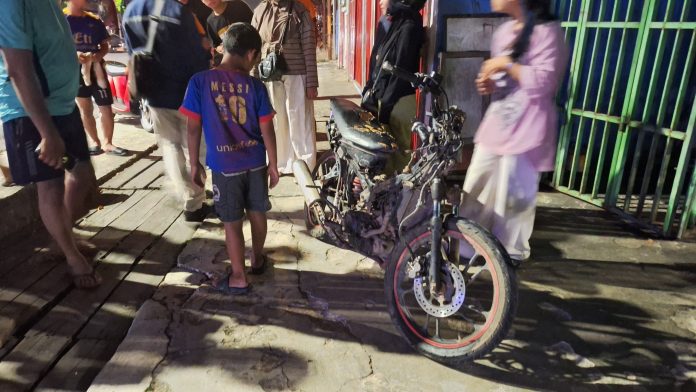 Terobos Lampu Merah, Pasangan Suami Istri Luka Parah Ditabrak Pengendara Motor Trail
