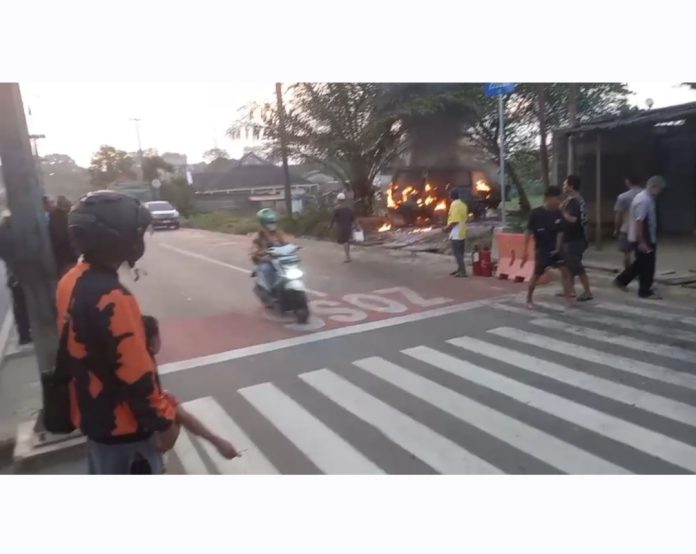 Angkot Parkir Hangus Terbakar di Dekat SPBU KM 3, Pemilik Alami Luka Bakar
