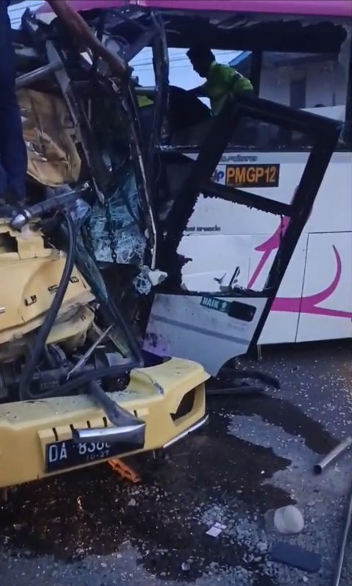 Bus Karyawan Tambang Adu Banteng dengan Truk di Poros Bontang - Samarinda