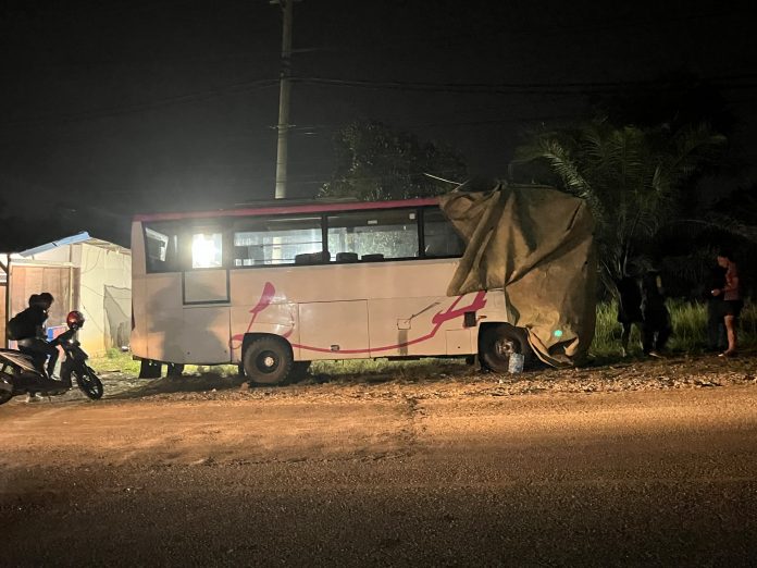 Jalan Bergunduk Jadi Petaka, Tabrakan Bus Karyawan Tambang vs Truk Tak Ada Korban Jiwa
